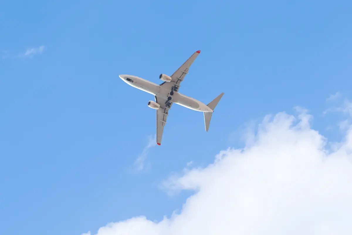 Avión comercial volando entre nubes